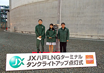 小林八戸市長（右側）、藤川市議会議員（中央）、松田社長（左側）