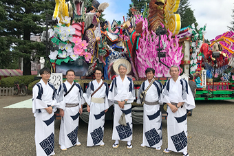 山車を前に、松田社長（右から3番目）と参加者